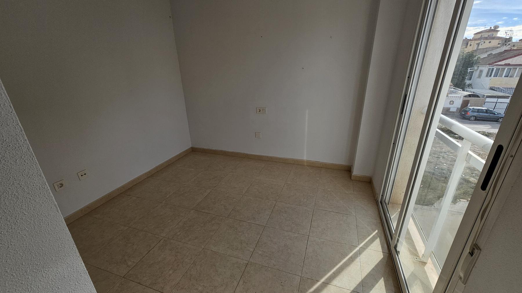 Apartamento luminoso con garaje y terraza en Nueva Torrevieja — 2 dorm.