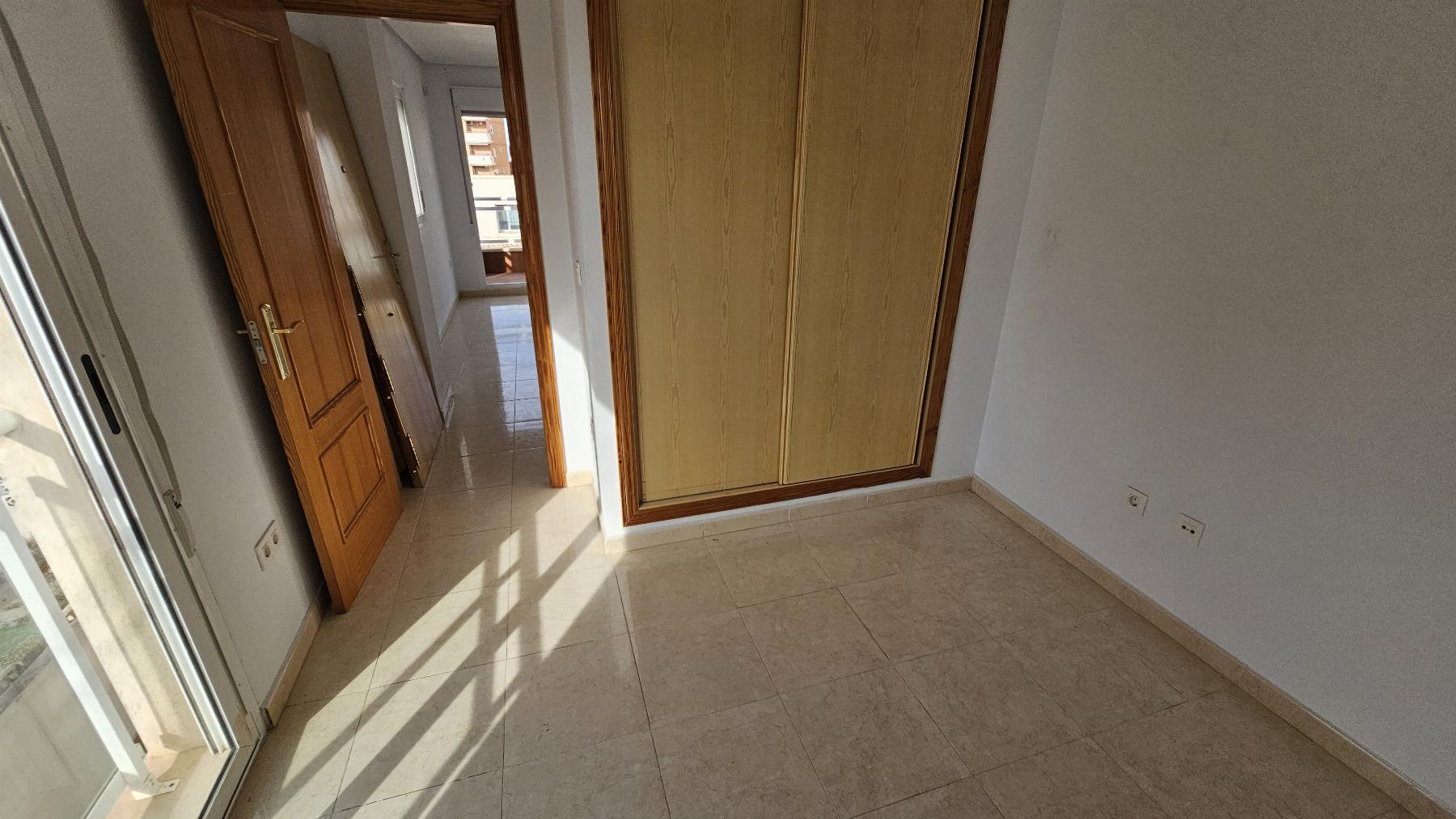Apartamento luminoso con garaje y terraza en Nueva Torrevieja — 2 dorm.