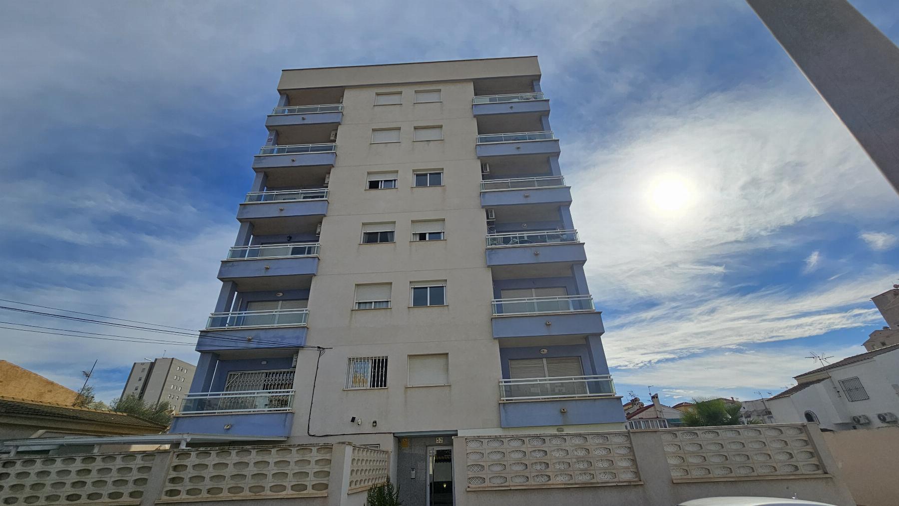 Apartamento luminoso con garaje y terraza en Nueva Torrevieja — 2 dorm.