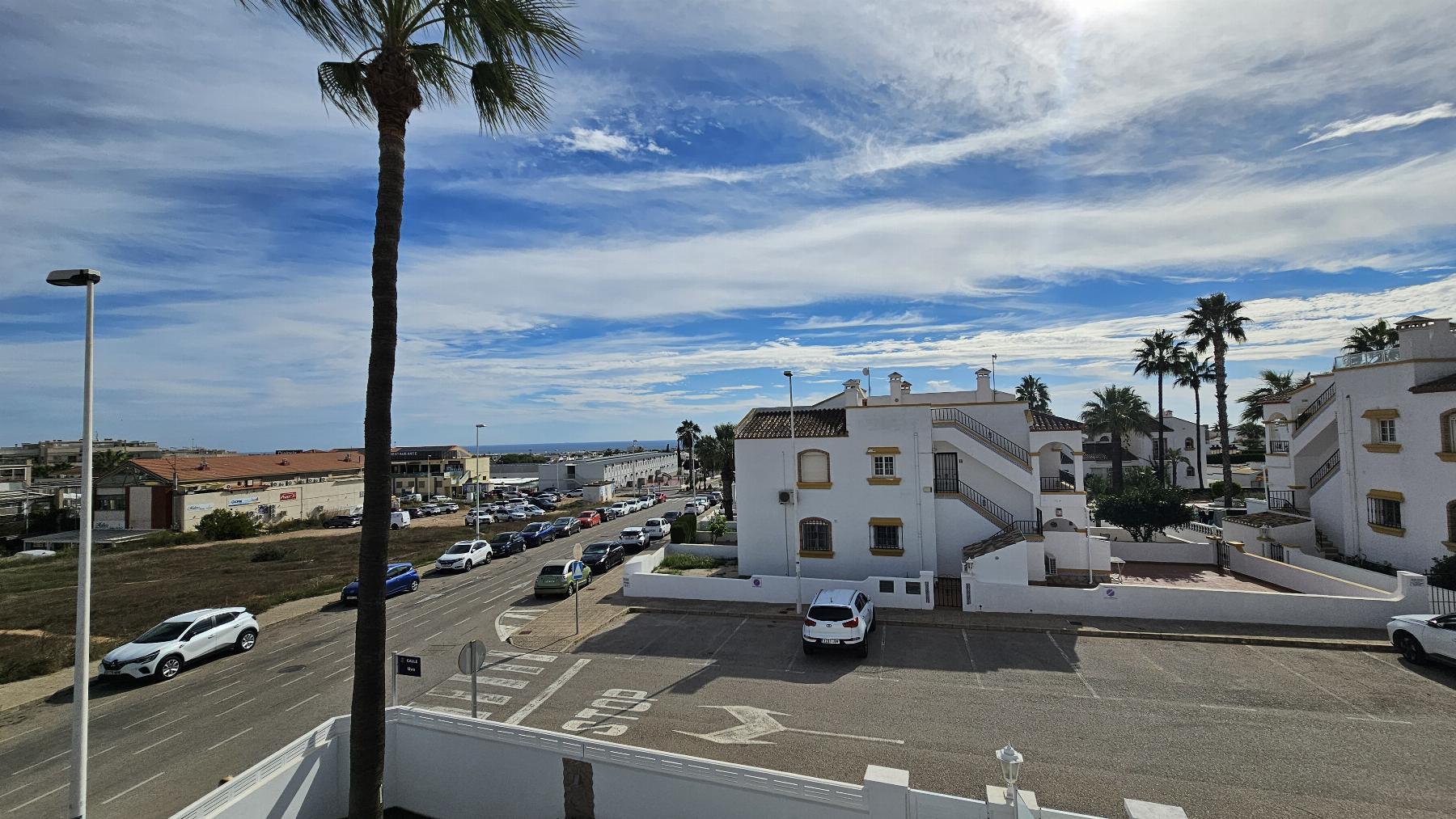 Bungalow con piscina privada y vistas al mar en Los Dolses — 2 dorm.
