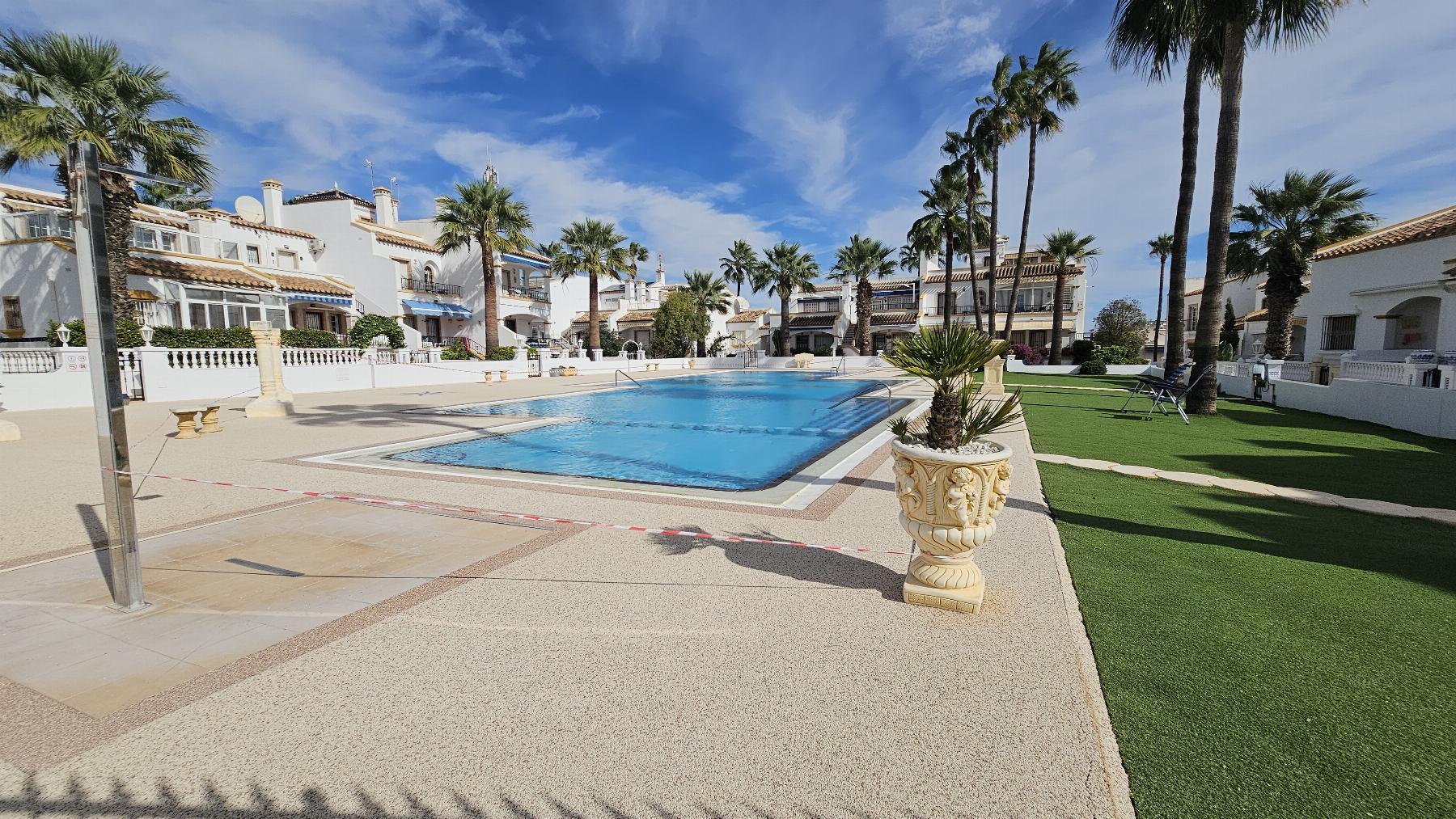 Bungalow con piscina privada y vistas al mar en Los Dolses — 2 dorm.