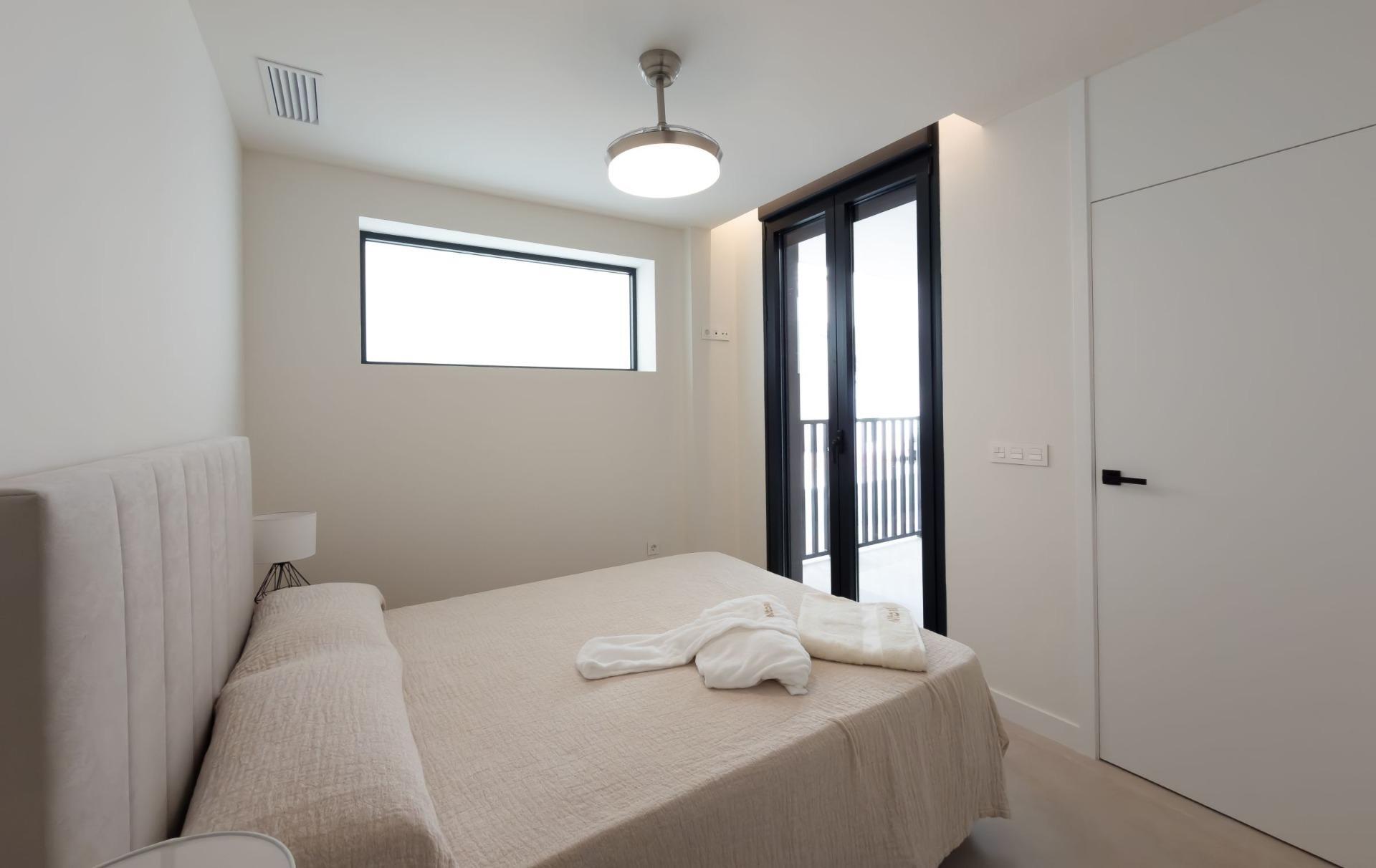 Apartamento de obra nueva a 300m del mar en Santiago de la Ribera — 2 dorm.