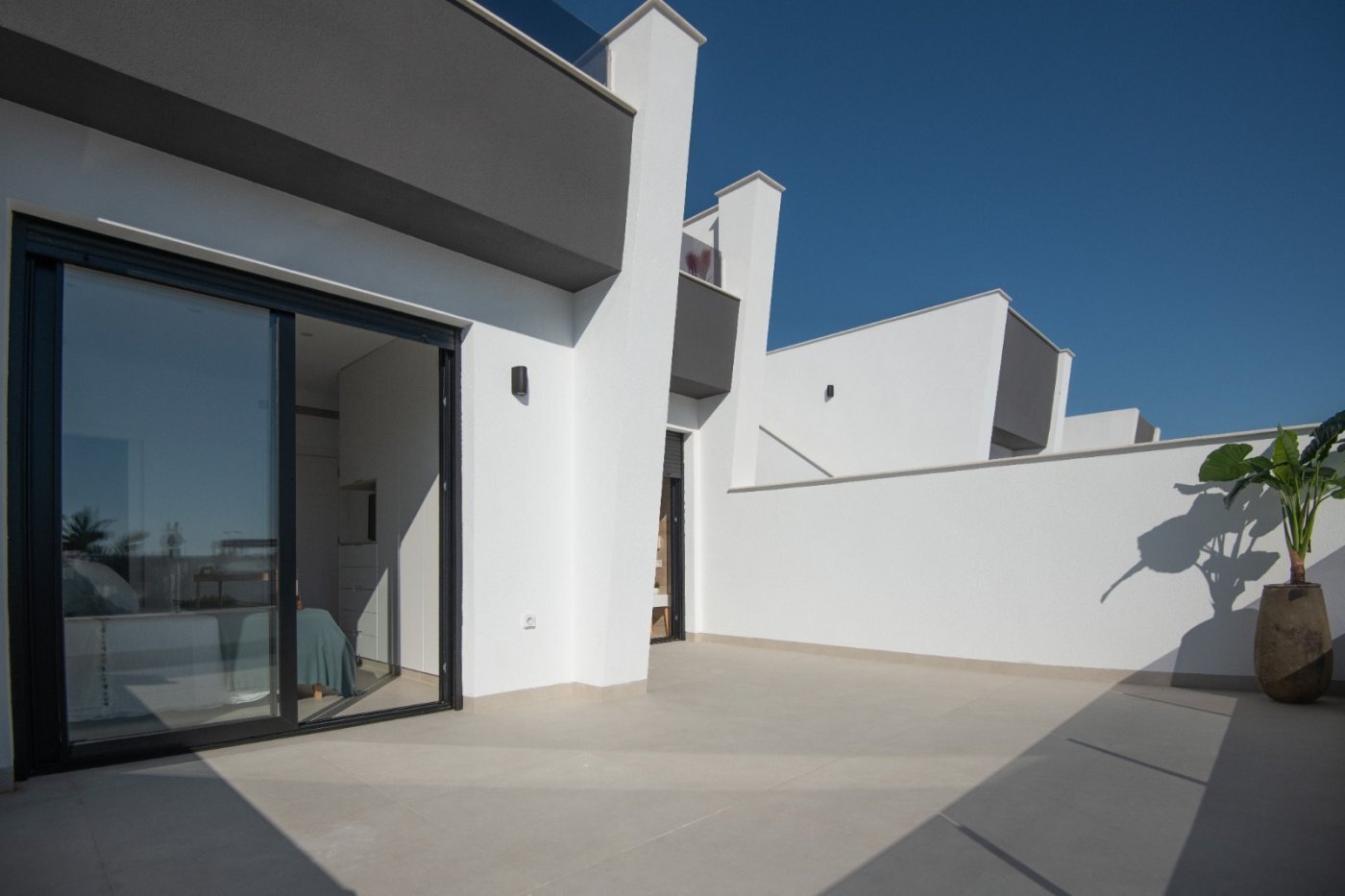Adosado de obra nueva en San Javier con piscina privada y solárium — 3 dorm.