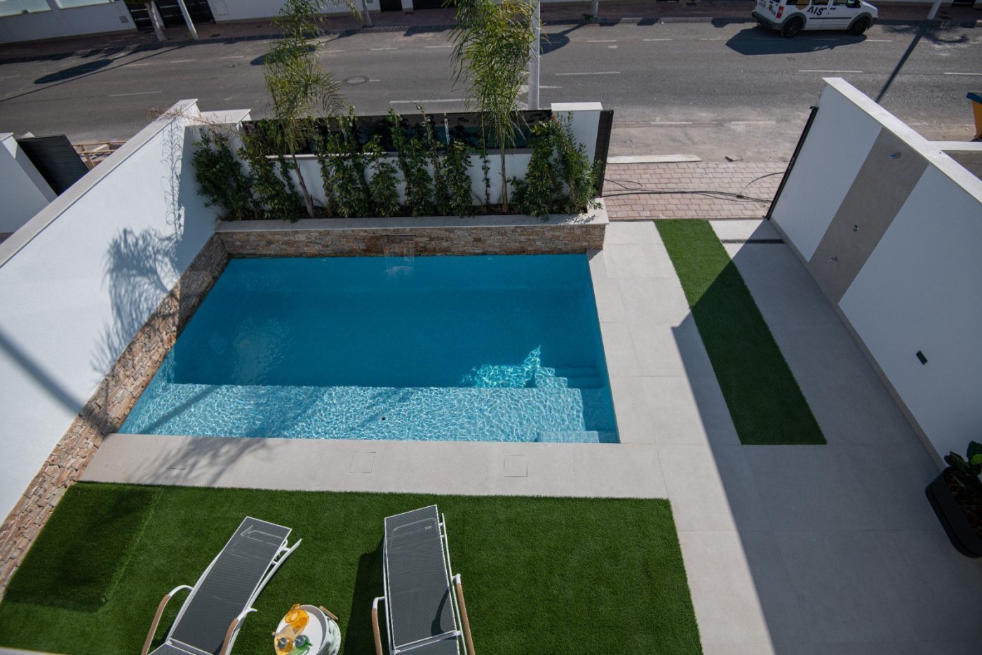 Adosado de obra nueva en San Javier con piscina privada y solárium — 3 dorm.