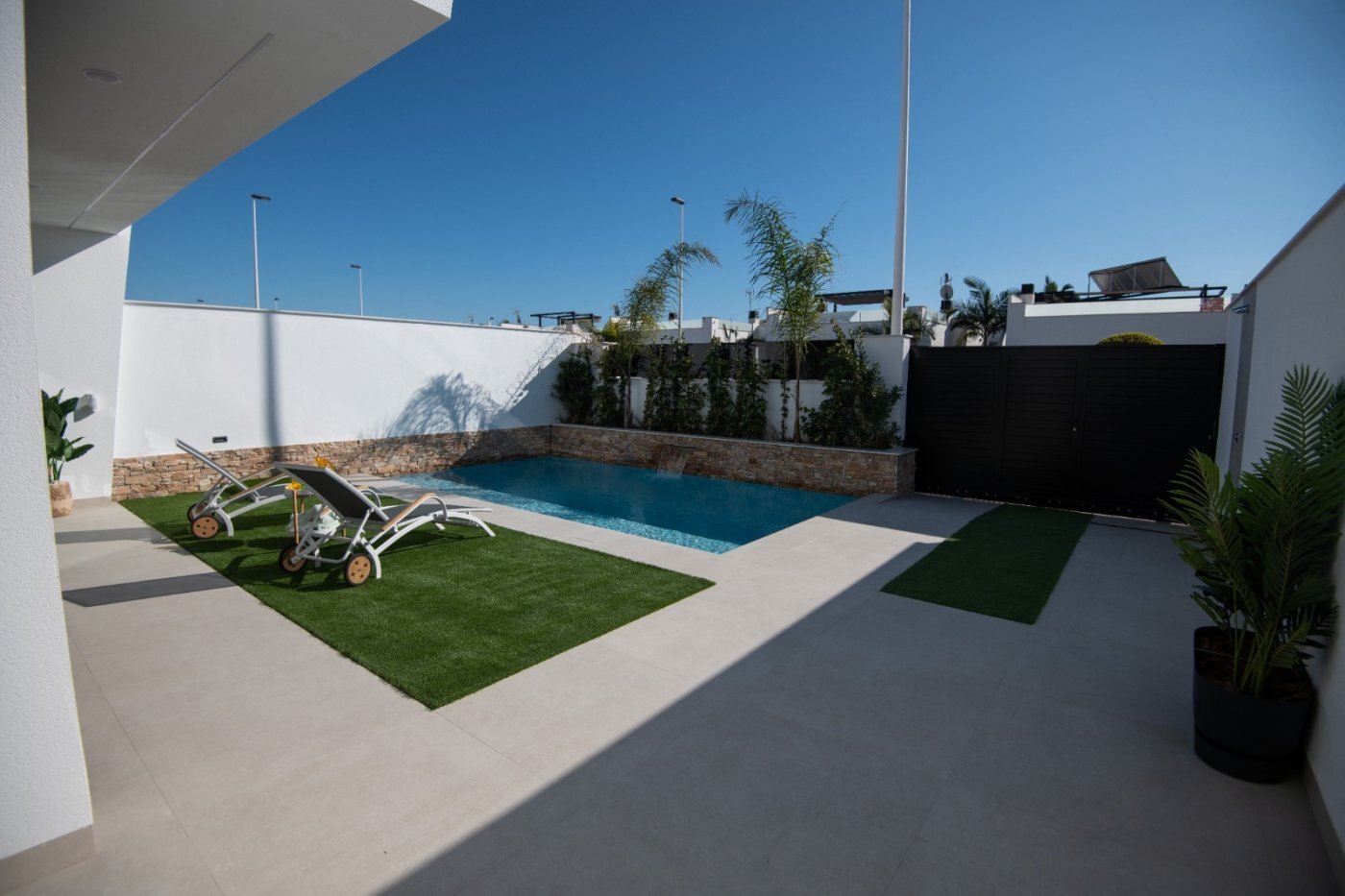 Adosado de obra nueva en San Javier con piscina privada y solárium — 3 dorm.