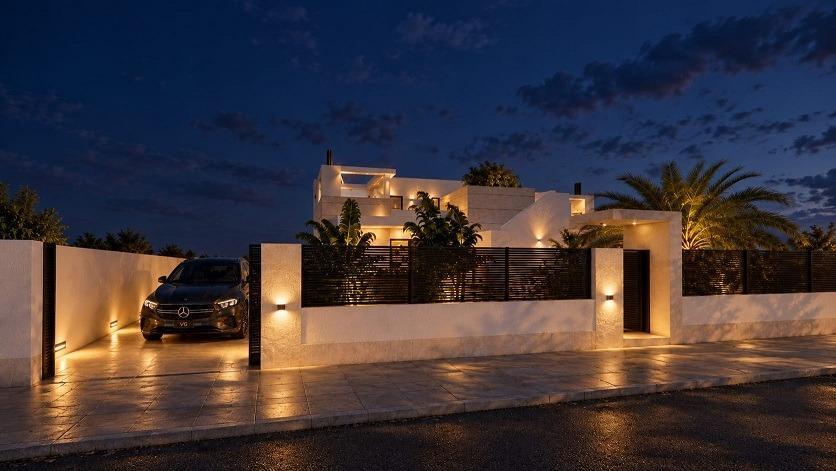 Villa de Obra Nueva en Torrevieja con Piscina Privada y Solárium — 4 Dorm.